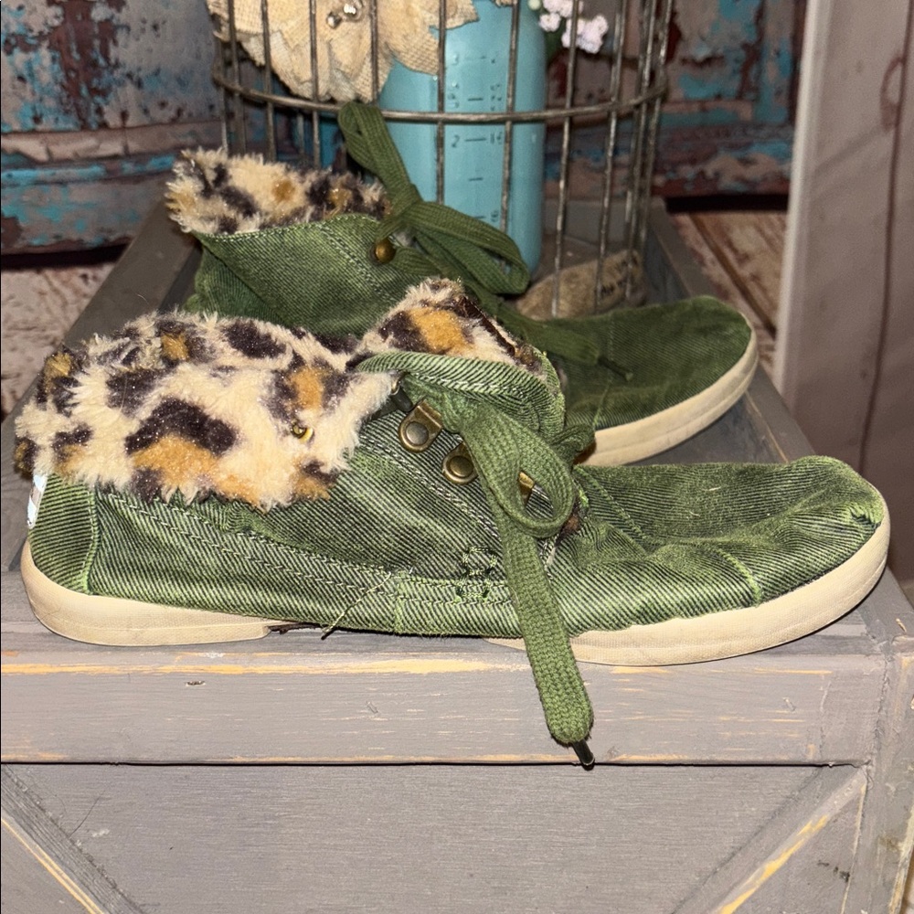 TOMS Womens Size 7 Highland Botas Green Leopard High Top Fleece Lined Sneakers